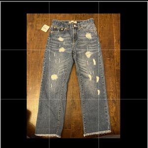 Levi frayed bottem jeans loose fit.